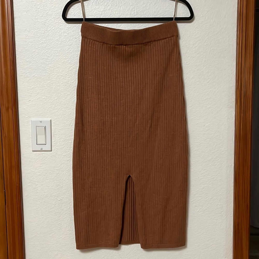 Ribbed Midi Skirt with Slit
